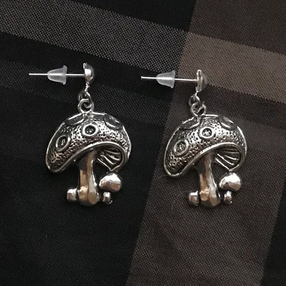 Svamp-örhängen i silverfärg 🍄🍂 Örhängena på andra bilden är mina egna, vid köp får du självklart oanvända örhängen !! Frakt tillkommer på 18kr med frimärken 🧷🪵. Accessoarer.