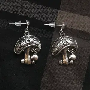 Svamp-örhängen i silverfärg 🍄🍂 Örhängena på andra bilden är mina egna, vid köp får du självklart oanvända örhängen !! Frakt tillkommer på 18kr med frimärken 🧷🪵