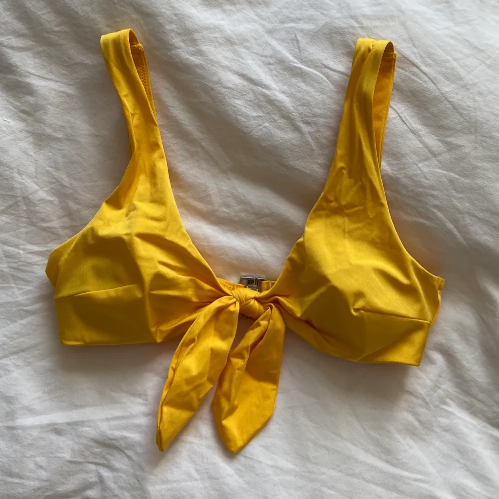 En super söt bikiniöverdel i en härlig gul färg! 💛 den är köpt på hm och bara använd en gång! Köparen står för frakten . Övrigt.
