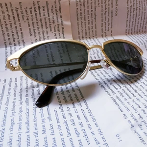 Maximum ultraviolet protection sunglasses - My brother got these as a present among other ones however he didn't like them. I don't know how much they really cost but I searched it and it was expensive, but I decided to sell them for 90kr, + Shipping.These are ggos for people that gets eye pain from the sun. You can pay through swish. 