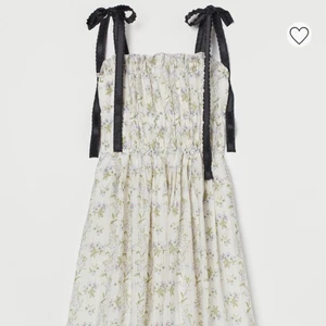 Klänning från HMs ny kollektion!! - Super poppis klänning från HM, använd 3 gånger och hur skön som helst men passar inte mig så bra❤️