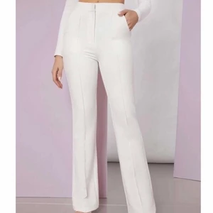 Kostym byxor  - Vita super snygga kostym byxor som jag skulle behållit men tyvärr var för små för mig🤍formar kroppen super snyggt 