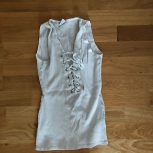 Vit topp - En jättefin snörad topp ifrån ginatricot🤗 bud från 40kr inkl frakt 