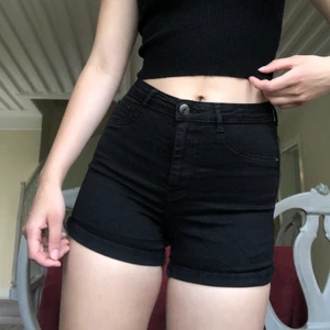 Jeansshorts gina tricot - Svarta jeansshorts från gina, väldigt stretchiga så sitter bekvämt. Säljer likadana fast i mörkblå, kolla in min profil! 💞