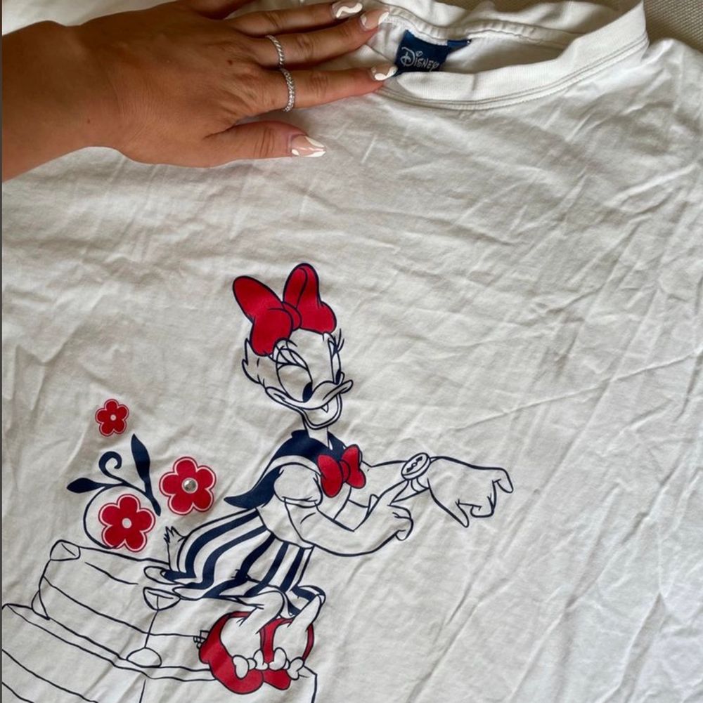 Säljer min älskade Disney t-Shirt! Går att ha som t-Shirt/klänning då den är ganska lång som ni ser. Frakt 50kr💕💝. T-shirts.