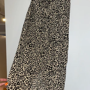 Mönstrig kjol från oasis. - Kjol från oasis som man kan knyta i midjan samt lite öppen framtill. Använd ett fåtal gånger i storlek S. 