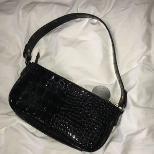 Väska från shein - Jättefin glansig väska från shein, aldrig använd. Nyskick, osäker på fraktkostnad💖