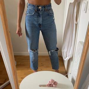Blåa jeans med hål på knäna från Zara. Högmidjade! 🤎