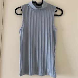 Blå topp - Säljer denna fina polo toppen. Säljs pga att plagget ej används. Toppen är i ett bra skick och aldrig använd. Frakt ingår ej