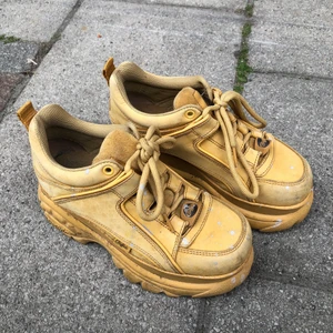 Buffalo Sneakers Camel  - Tvättar dem noggrant vid affär! Använda några gånger. Nypris 1700kr. Äkta Buffalo sneakers i storlek 36 