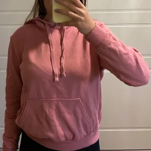 Hoodie - En rosa hoodie som är super snygg men kommer aldrig till användning längre, frakt ingår inte