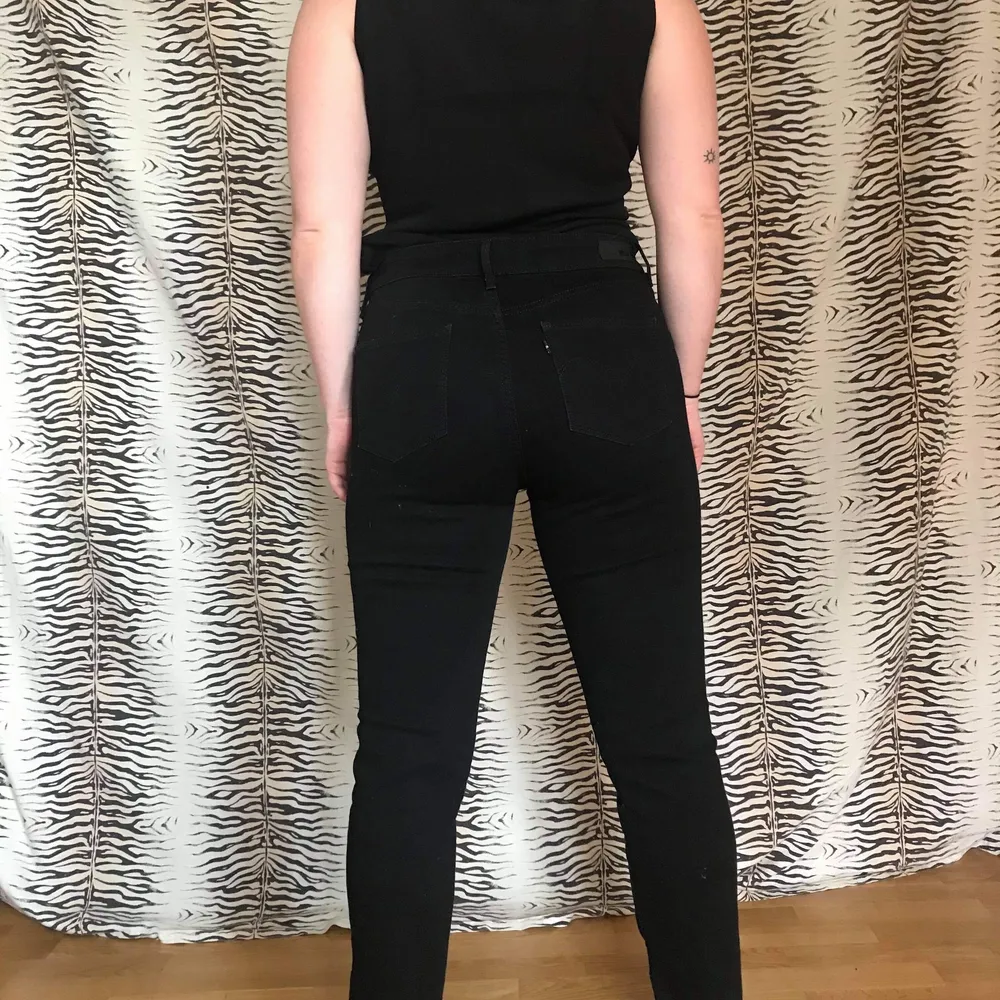 Svarta Levi’s jeans med stretch! Supersköna, knappt använda och avklippta nertill (se sista bilden). Storlek: W31 L32. Pris: 300 kr (+frakt).  Finns i centrala Malmö. Kan skickas. . Jeans & Byxor.