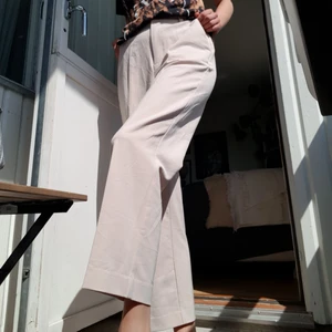 Na-kd beige kostymbyxor  - Supersnygga högmidjade kostymbyxor från Na-kd i storlek 36. Använda ett par gånger, men är lite stora på mig så tänker att de förtjänar ett bättre hem! 🌻 Nypris ca 400:-