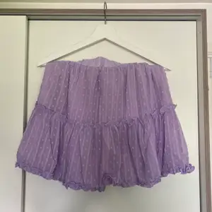 Super fin kjol i en underbar lila färg. Jättesöt volang och fin passform.