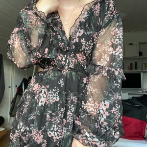 Blommig klänning - Såå fin men har aldrig fått tillfälle att använda den, prislapp kvar och i strl 12, ca M-L den är väldigt stretchig i materialet. 