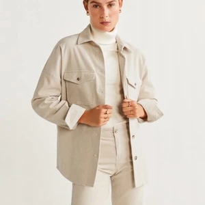 Manchesters jacka  - Säljer nu min oanvända jacka ifrån Zara, den köptes för ca 6 månader sedan men är aldrig använd! Skriv för fler bilder💗