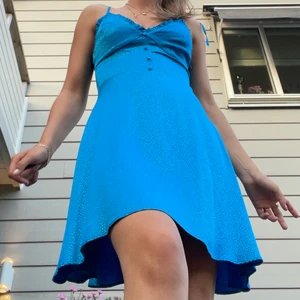 Klänning  - INTRESSEKOLL på denna snygga blå klänningen som är slutsåld. Kom med bud från 100kr i kommentarerna 💕