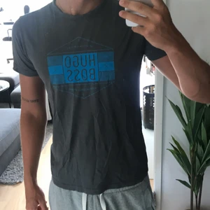 Hugo Boss t-shirt passar både S och M - Hugo Boss t-shirt i fint skick, passar både storlek S och M. Billigare vid snabb affär.