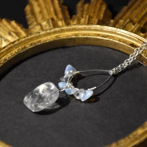 Halsband kristaller  - Halsband med silvrig kedja, opalite och bergskristall. 
