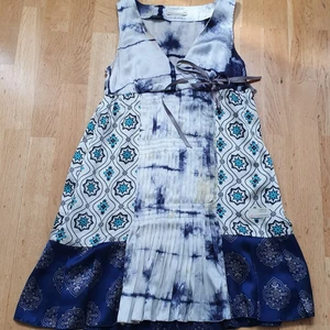 En vintage odd molly summer klänning  - Säljer min odd molly tie and dye klänning som är I mycket bra skick och passar till allt.De har tva flicker på sida och märke lappa pa en sida som vissR.Säljer den eftersom den kommer inte att använding.finns fler bilder och bud I kommenterna 