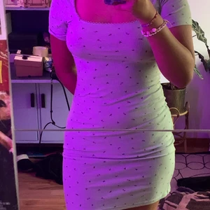 Grön sommar klänning - Jätte skön tunn sommarklänning, stl S men passar mig som är M då den är väldigt stretchig. Kan endast mötas upp i tc eller södra sthlm.