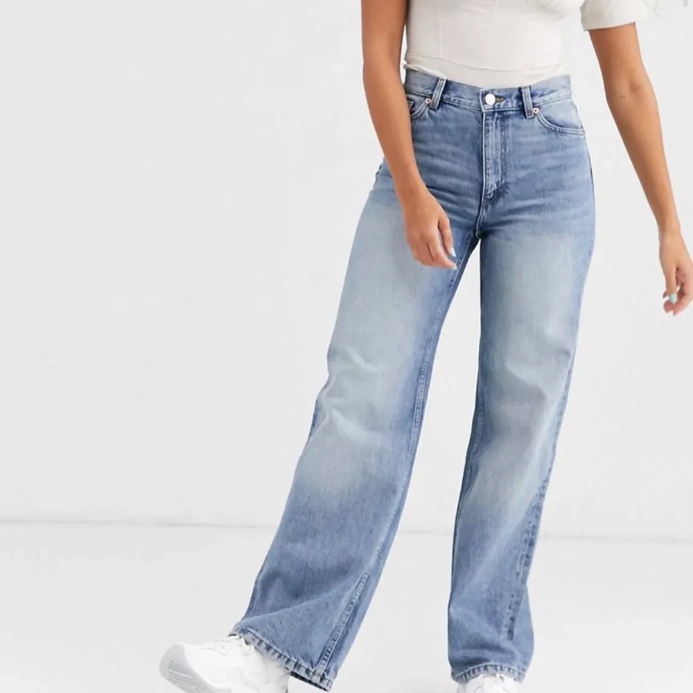 Monkis Yoko jeans i light blue. Lite slitningar längst ner, kan skicka bilder på det privat 🥰. Jeans & Byxor.