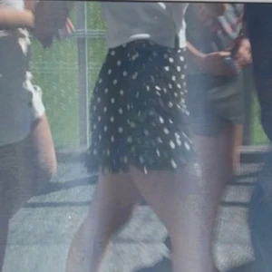 Prickig kjol från Zara - Prickig kjol ifrån ZARA i strl S, köpt för 300, knytning vid sidan och har även nästan som ”undershorts” ifall det skulle blåsa lite vilket är super bra💞 använd ett fåtal gånger, skriv vid frågor!! 150+frakt vid mycket intresse blir det budgivning