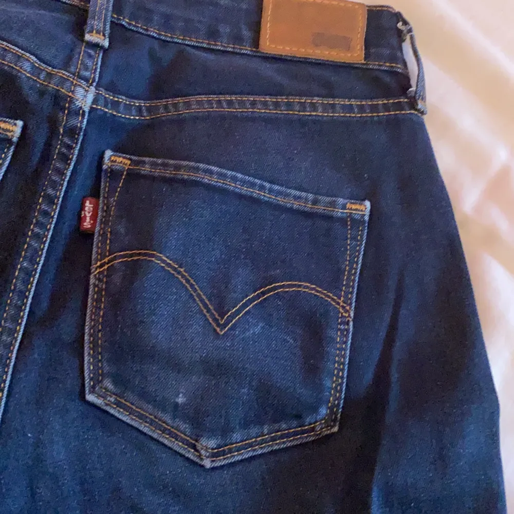 Mörkblåa jeans från Levis. Original pris: 800. I bra skick med lite ljusare partier på bakfickan. Midjan är 26 och längden är 30. Passar som S ungefär. Priset går att diskutera.. Jeans & Byxor.