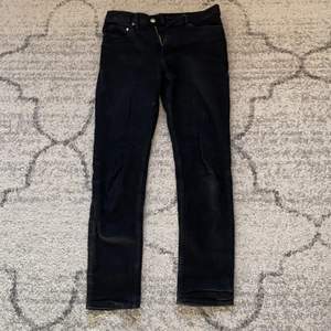 jag säljer dessa basic slim jeans köpta från H&M för 199kr. de är i en bra skick, är dock lite avfärgad vid vissa sidor men annars så är de helt perfekt✨ de passar med alla olika klädesplagg, de är perfekt för vardagen✨🦋 jag säljer dessa eftersom att de tyvärr inte passar mig nån mer🐝