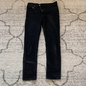 H&M - Svarta slim jeans - jag säljer dessa basic slim jeans köpta från H&M för 199kr. de är i en bra skick, är dock lite avfärgad vid vissa sidor men annars så är de helt perfekt✨ de passar med alla olika klädesplagg, de är perfekt för vardagen✨🦋 jag säljer dessa eftersom att de tyvärr inte passar mig nån mer🐝