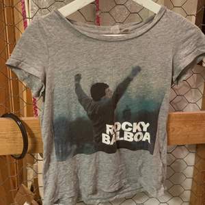 T-shirt grå Rocky . Priser kan diskuteras i mina annonser- jag säljer billigt för att jag vill att alla ska ha råd att köpa:)