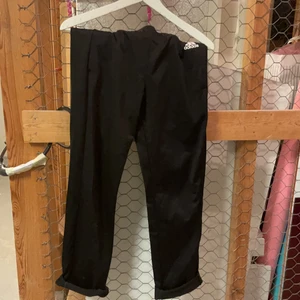 Adidas byxor - Storlek S bra skick, passar storlek Xs-S. Priser kan diskuteras i mina annonser- jag säljer billigt för att jag vill att alla ska ha råd att köpa:)