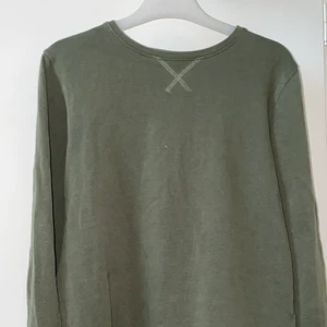 Sweatshirt - Hejsan, säljer denna sweatshirt från lager 157 som köptes för något år sedan. (Eftersom bilderna är tagna med blixt ser tröjan ljusare ut på bilden en vad den är i verkligheten). Köptes för 100kr och säljs för 25kr (köpare står för frakt). Hör av dig vid mer frågor eller bättre bilder💚