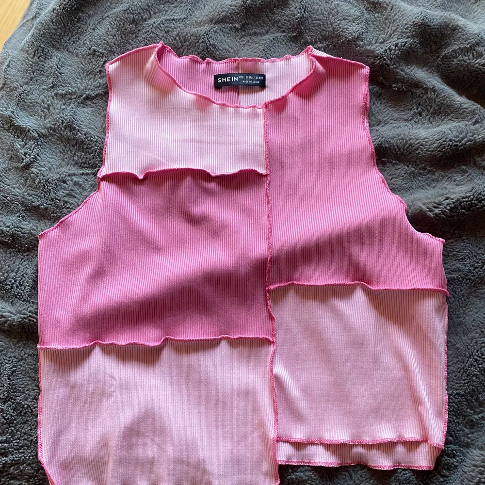 Rosa cool topp från shein, aldrig använd då den inte satt bra på mig. Liten för att vara en L men väldigt stretchiga material så funkar till vilken storlek som helst beroende hur man vill att den sitter. Toppar.