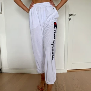 Champion Trackpants Medium - Vita mjukisbyxor i träningsmaterial. Aldrig använda. Köpta för 629kr 💕