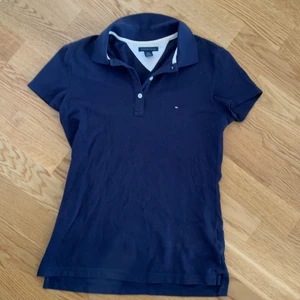 Pikétröja från Tommy Hilfiger - 💙Säljer en pikétisha från Tommy Hilfiger💙