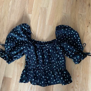 Somrig topp - En oanvänd superfint topp från H&M som inte har kommit till användning!💗