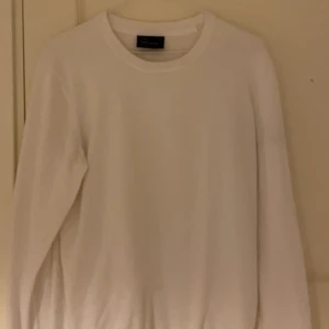 Peak performance tröja - Peak performance tröja vit. Använd några gånger men perfekt skick. Storlek M. PRIS KAN DISKUTERAS. Passar även S