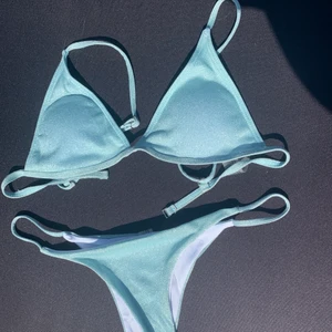 Glittrig bikini - Glittrig bikini i en fin ljusblå färg. Från shein. Storlek M men sitter som en S. Frakten ingår i priset