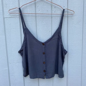 Kort grått linne - Kort grått linne men knäppning fram. 100% bomull. 