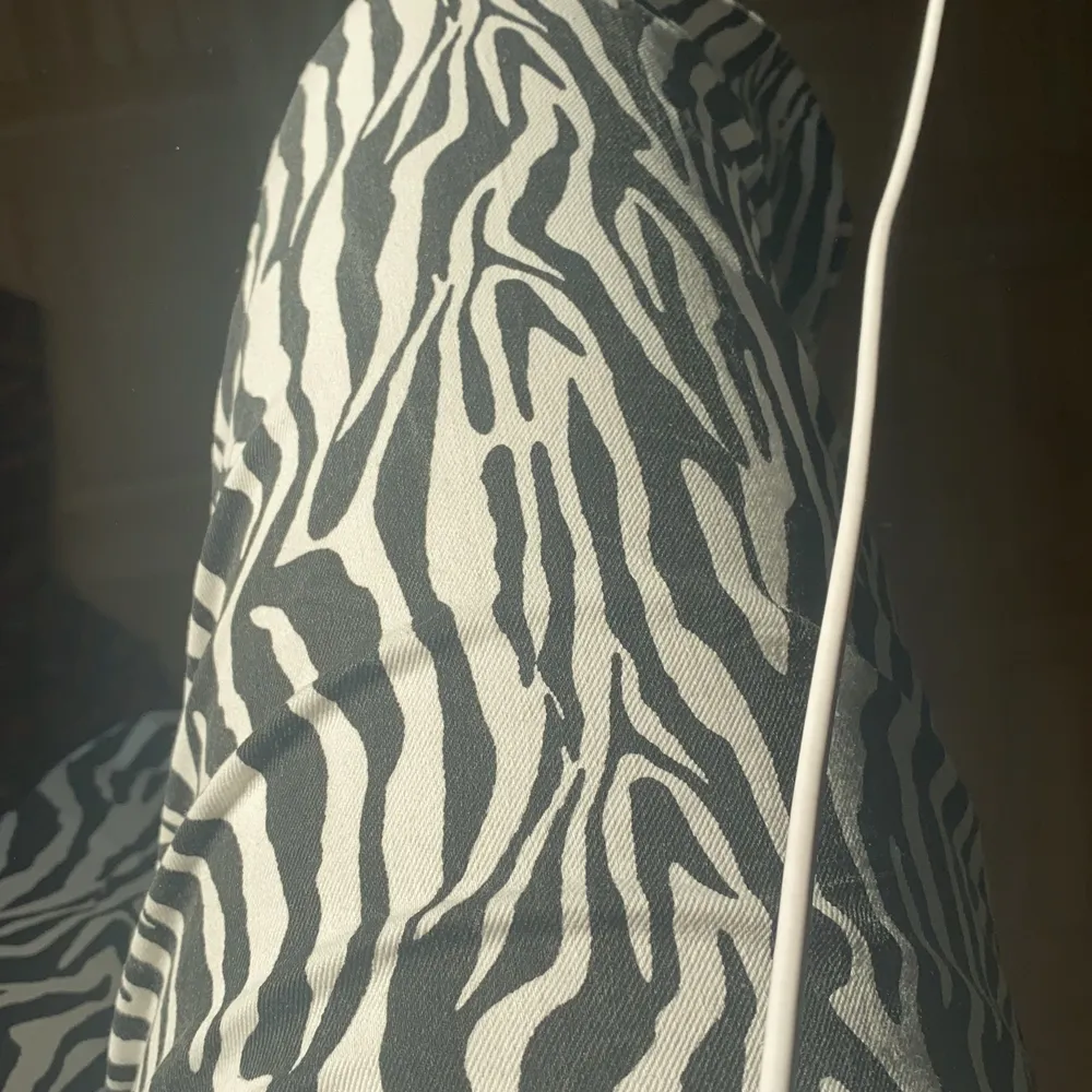 Oanvända zebra byxor från shein. Strl m. Väldigt bekväma. Köparen står för frakt! . Jeans & Byxor.