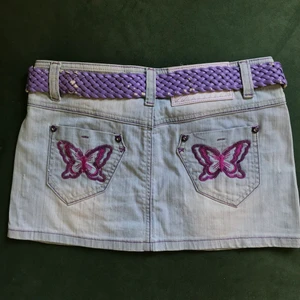 Unik jeanskjol  - Sjukt unik och cool jeanskjol med fjärilar och glitter . Den är helt ny och har aldrig använts!! Köpt i Italien. Köpare står för frakt💕 skärpet tillkommer inte ://