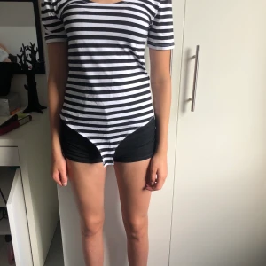 Randig body - Aldrig använd, nyskick. Säljer då den inte används. Det är min lillasyster som har på sig den på bilden💕 Köparen står för frakt men kan samfrakta om man vill ha mer. Prislappen finns kvar. (Den säljs för 40 då jag står för halva frakten)