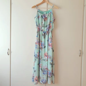 Sommar klänning - 🌷FÖRST TILL KVARN!🌷 Säljer nu min älskade sommarklänning. Den är mintgrön med fina blommor. Har även fickor vid sidan av kjolen😍 Axelbanden reglerbara.  Vill bli av med ASAP💕 Pris:120kr+frakt🧚🏻‍♀️