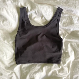 Linne - Mörkgrått linne från Bikbok. För spårbar frakt kostar det 66, däremot billigare med frimärken.