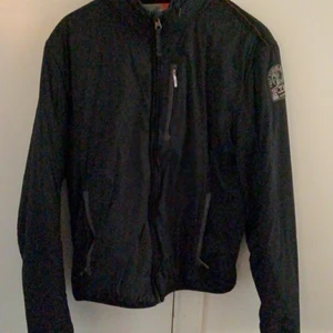 Parajumper jacka  - Säljer min sambos jacka då den inte kommer till användning, pris kan diskuteras vid snabb affär! Jackan är i storlek L men mer som en M 