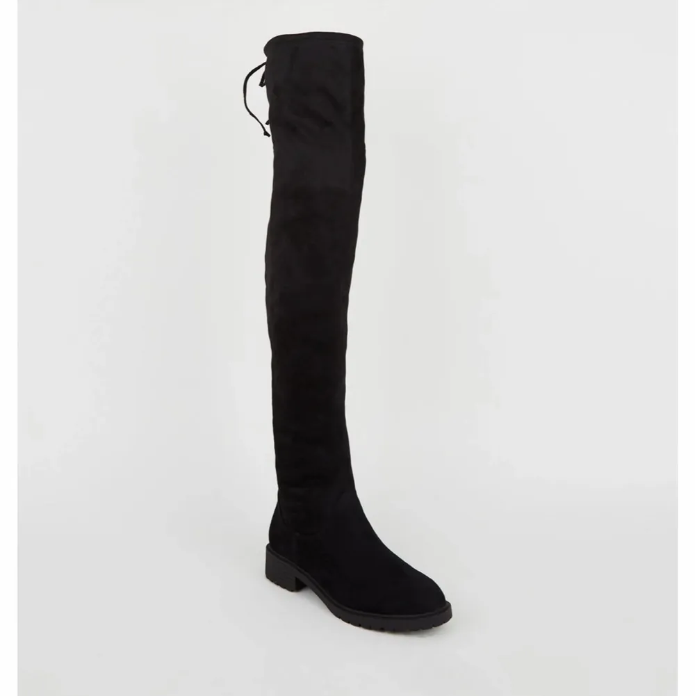 Supersnygga over the knee boots från New Look köpta på Zalando för 399 kr. Endast använda två gånger så de är i nyskick! Säljes pga att de ej kommer till användning 🌸✨. Skor.