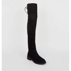 Supersnygga over the knee boots från New Look köpta på Zalando för 399 kr. Endast använda två gånger så de är i nyskick! Säljes pga att de ej kommer till användning 🌸✨