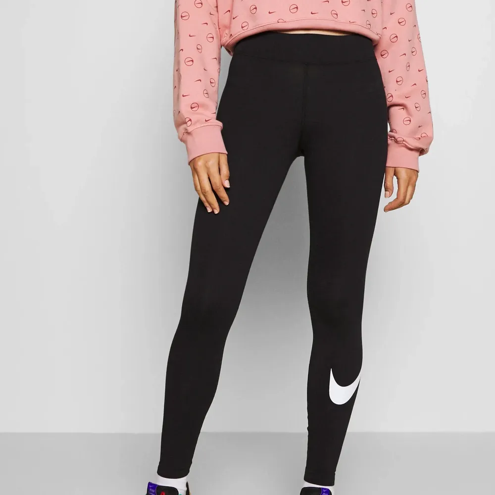 Snygga träningstights från Nike i storlek XS. Använda, men fortfarande fina. . Jeans & Byxor.