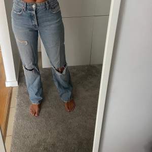 Snygga långa jeans från zara, använd 2 gånger och är i bra skick. Storlek 36. Frakt ingår ej och kostar 66kr och är spårbar.💘